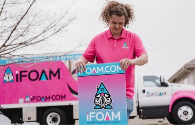 An iFOAM spray foam insulation contractor putting up a yard sign